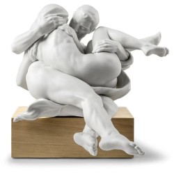 Scultura coppia abbracciata